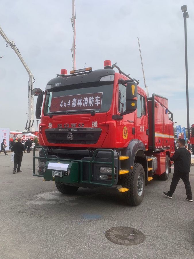 豪沃四驱森林消防車(chē)图片