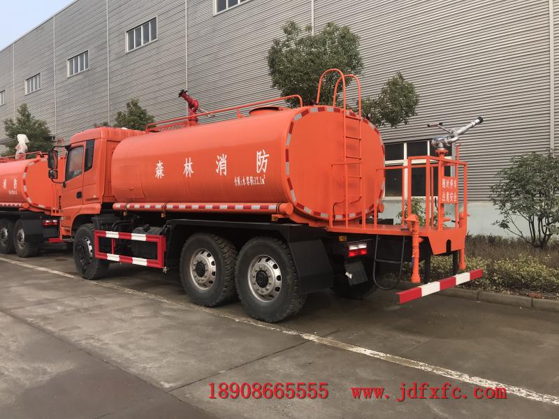 六驱越野消防洒水車(chē)图片